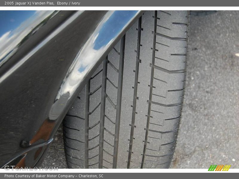 Ebony / Ivory 2005 Jaguar XJ Vanden Plas