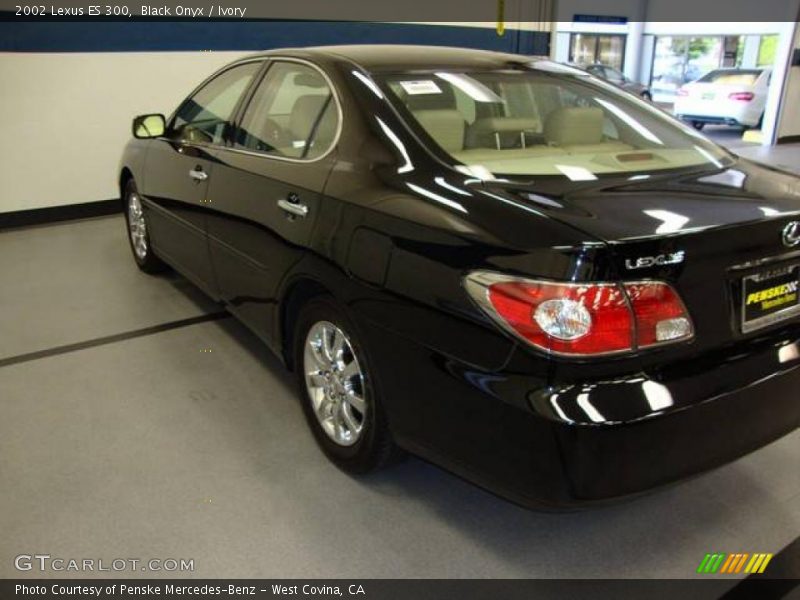 Black Onyx / Ivory 2002 Lexus ES 300