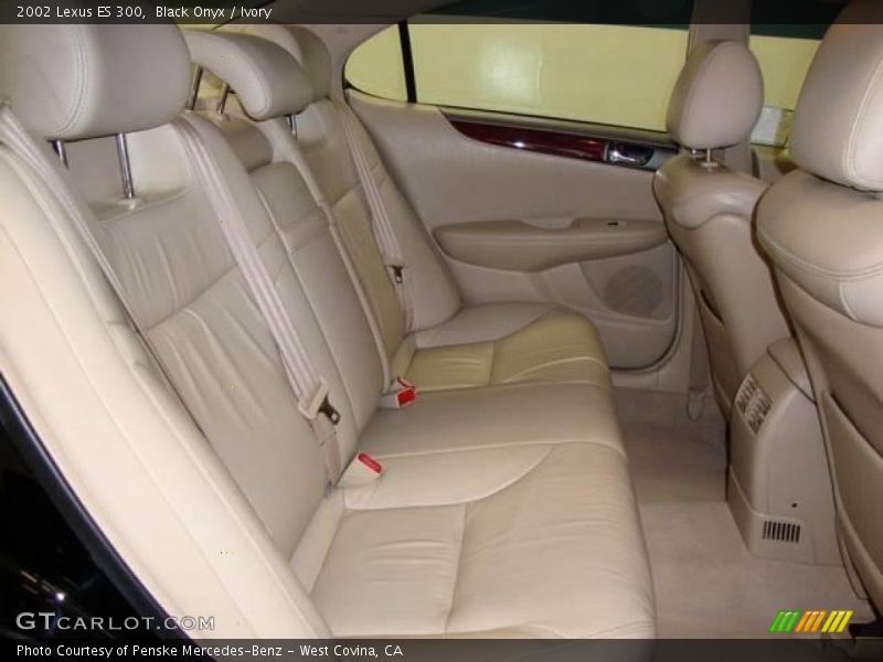 Black Onyx / Ivory 2002 Lexus ES 300