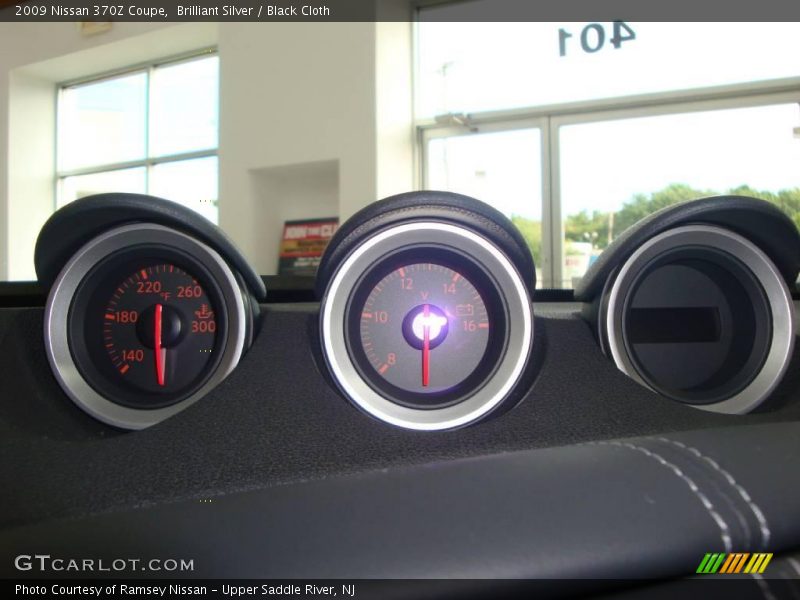 Brilliant Silver / Black Cloth 2009 Nissan 370Z Coupe