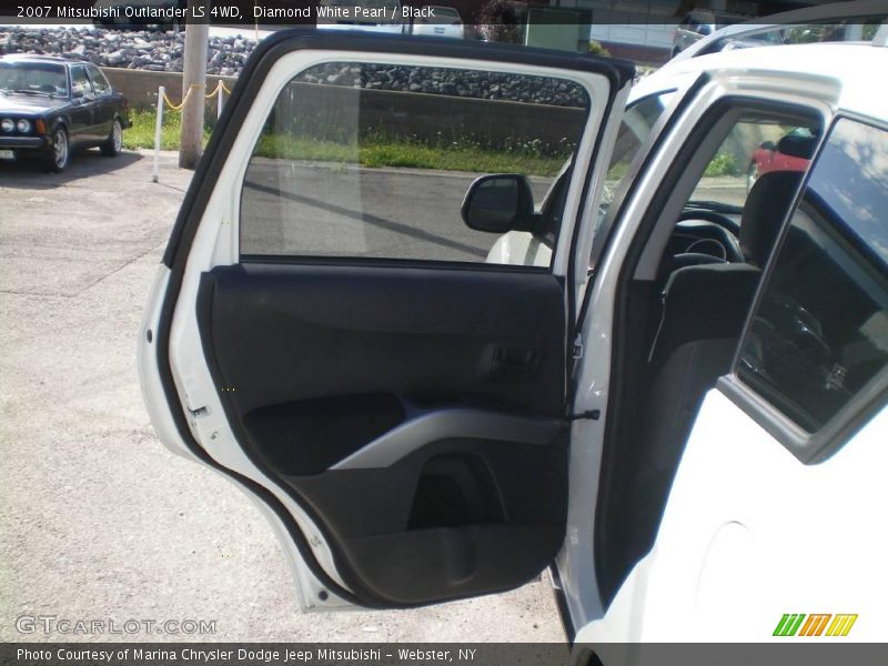 Diamond White Pearl / Black 2007 Mitsubishi Outlander LS 4WD