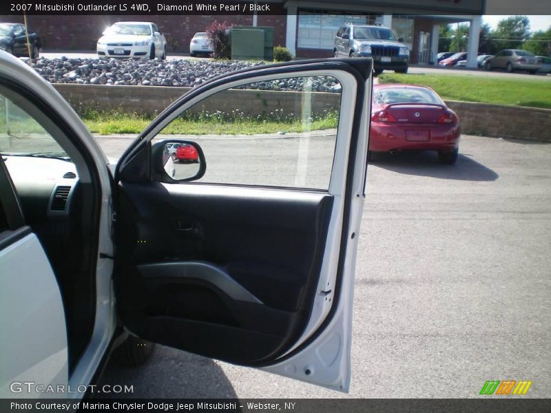 Diamond White Pearl / Black 2007 Mitsubishi Outlander LS 4WD