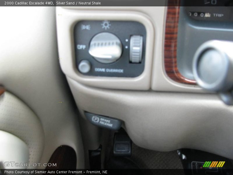 Silver Sand / Neutral Shale 2000 Cadillac Escalade 4WD