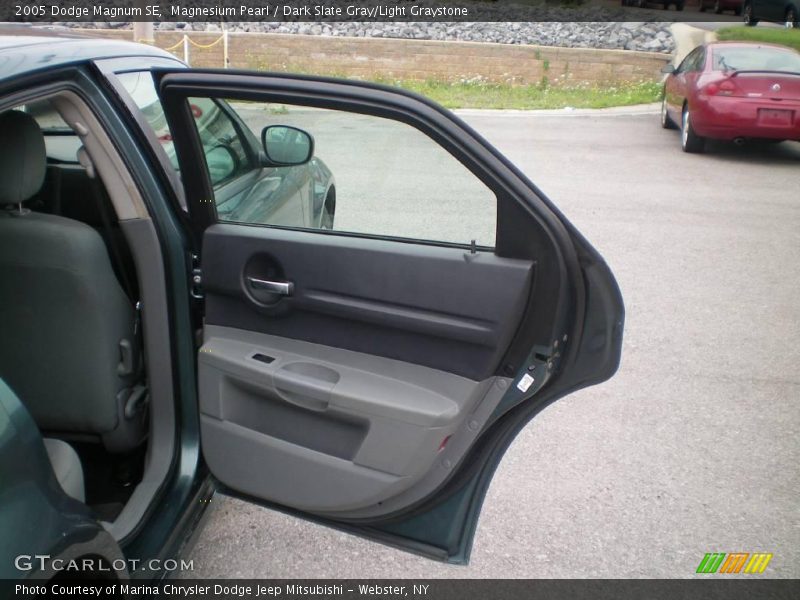 Magnesium Pearl / Dark Slate Gray/Light Graystone 2005 Dodge Magnum SE
