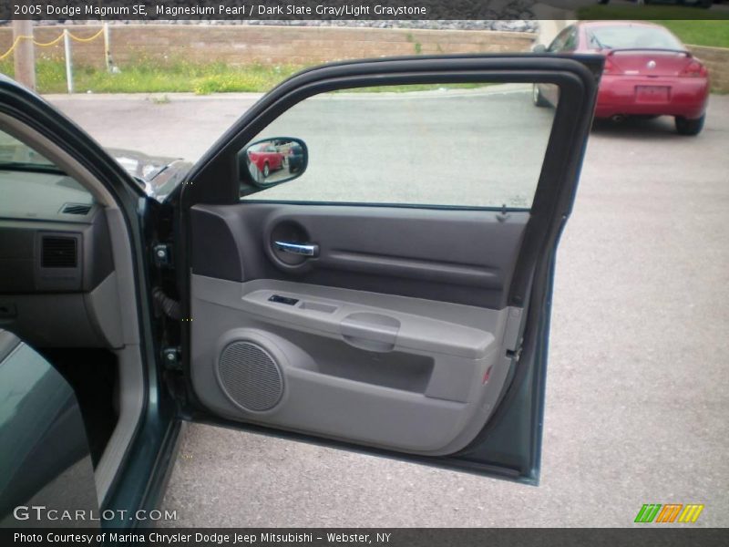 Magnesium Pearl / Dark Slate Gray/Light Graystone 2005 Dodge Magnum SE