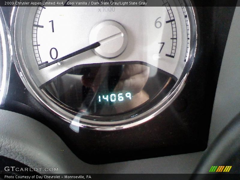 Cool Vanilla / Dark Slate Gray/Light Slate Gray 2009 Chrysler Aspen Limited 4x4