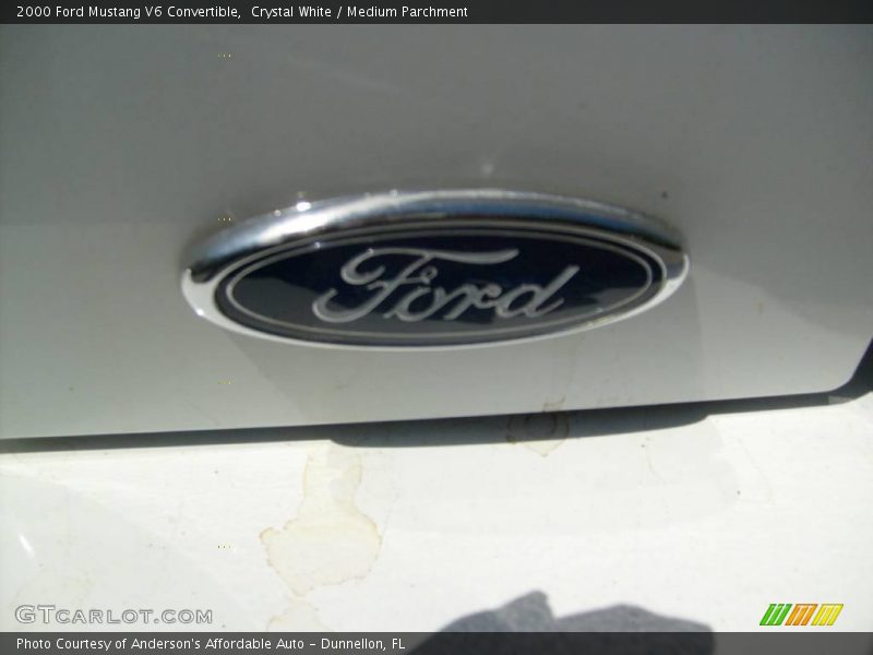 Crystal White / Medium Parchment 2000 Ford Mustang V6 Convertible