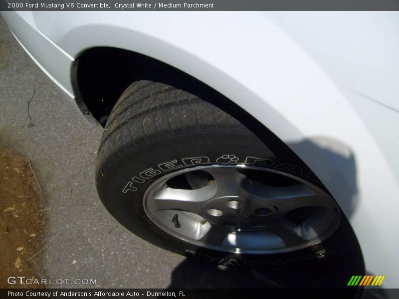Crystal White / Medium Parchment 2000 Ford Mustang V6 Convertible