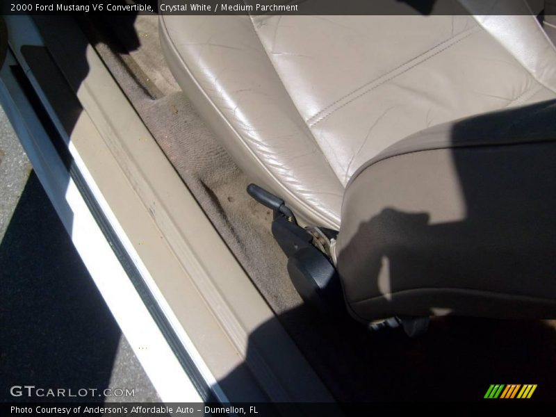 Crystal White / Medium Parchment 2000 Ford Mustang V6 Convertible