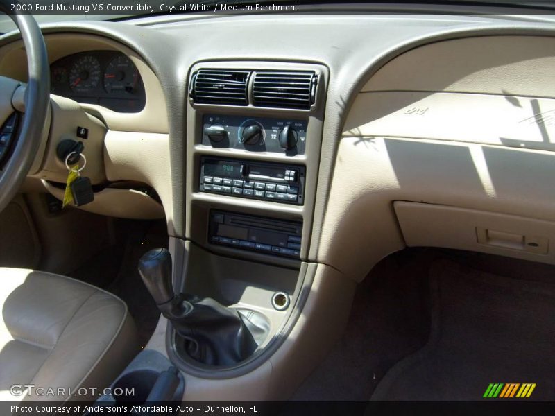 Crystal White / Medium Parchment 2000 Ford Mustang V6 Convertible