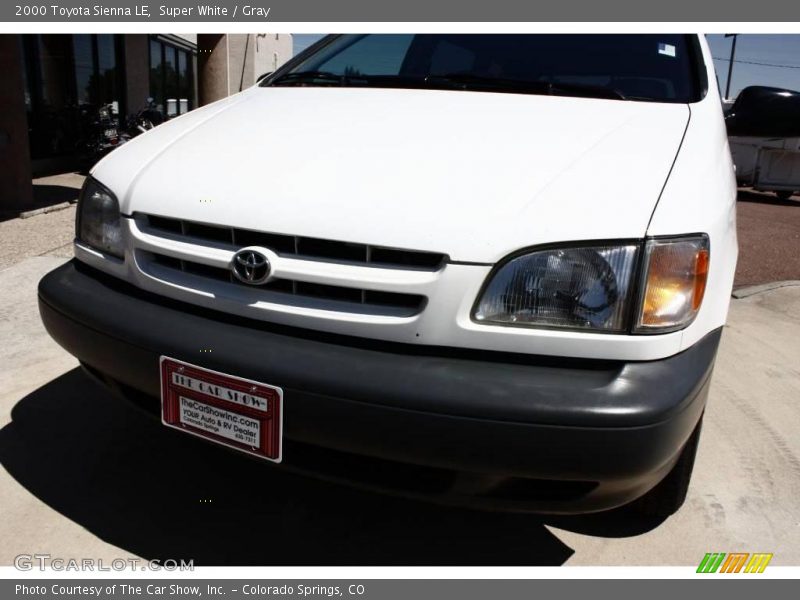 Super White / Gray 2000 Toyota Sienna LE