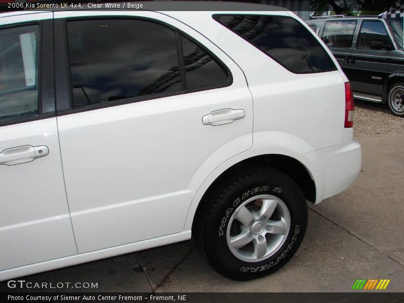 Clear White / Beige 2006 Kia Sorento LX 4x4