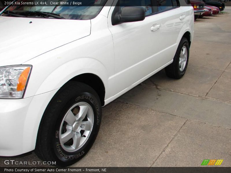 Clear White / Beige 2006 Kia Sorento LX 4x4