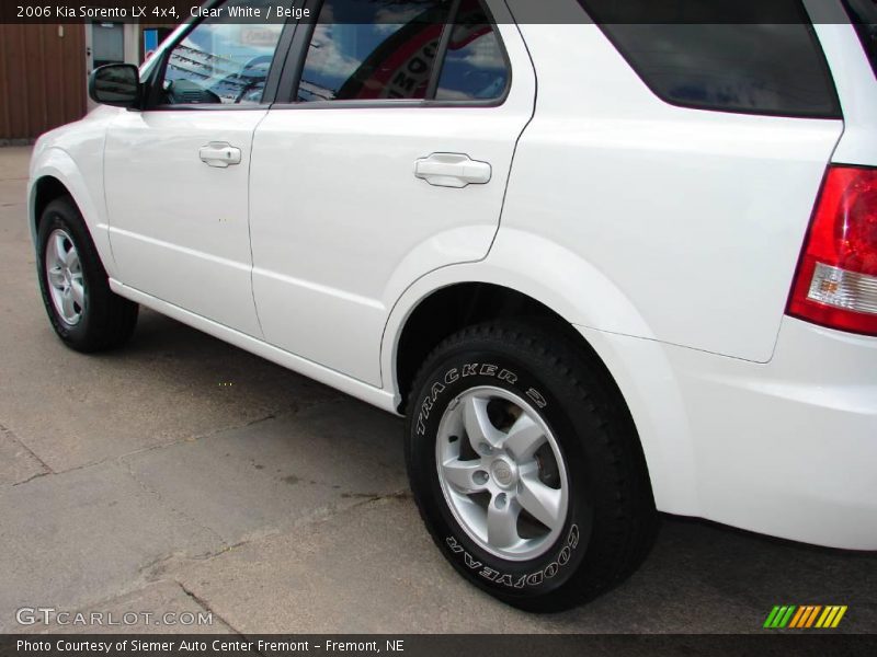 Clear White / Beige 2006 Kia Sorento LX 4x4