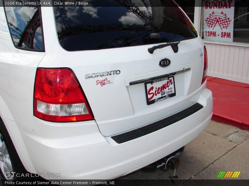 Clear White / Beige 2006 Kia Sorento LX 4x4