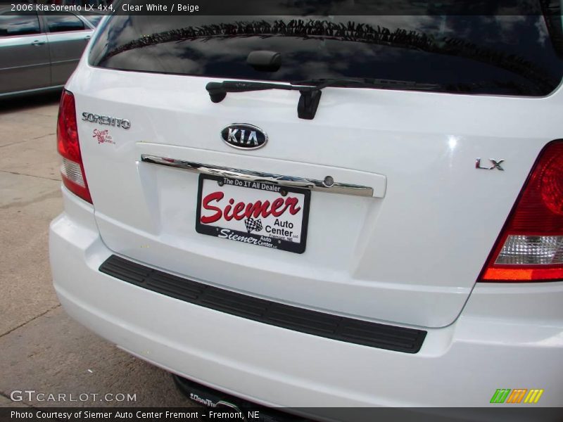 Clear White / Beige 2006 Kia Sorento LX 4x4