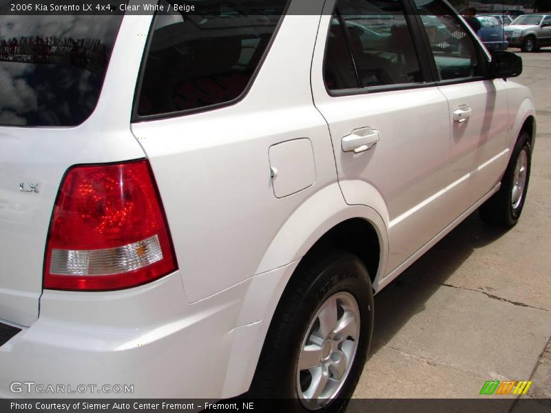 Clear White / Beige 2006 Kia Sorento LX 4x4