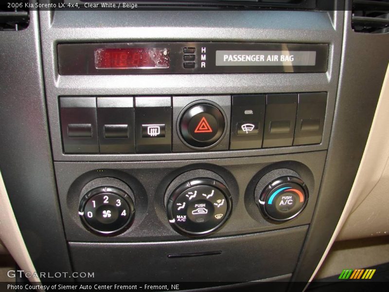 Clear White / Beige 2006 Kia Sorento LX 4x4