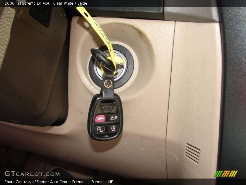 Clear White / Beige 2006 Kia Sorento LX 4x4