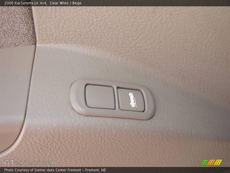 Clear White / Beige 2006 Kia Sorento LX 4x4