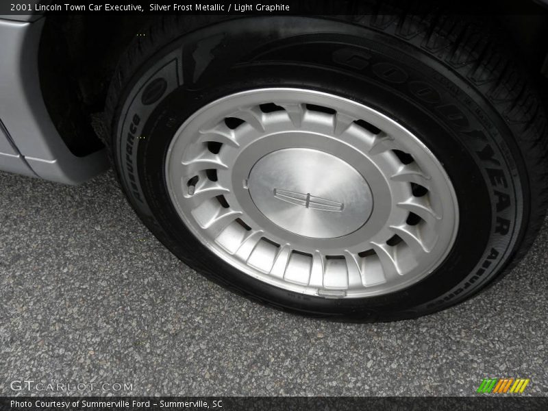 Silver Frost Metallic / Light Graphite 2001 Lincoln Town Car Executive