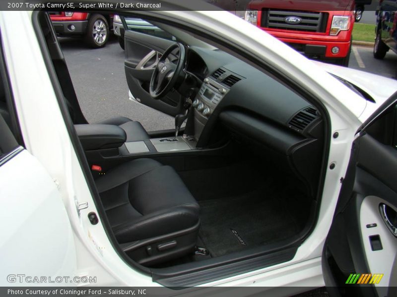 Super White / Dark Charcoal 2007 Toyota Camry SE