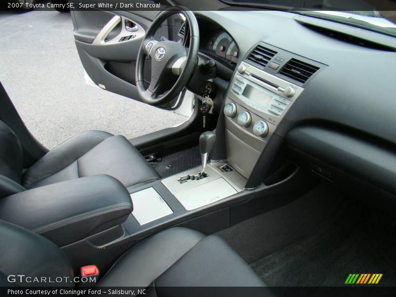 Super White / Dark Charcoal 2007 Toyota Camry SE