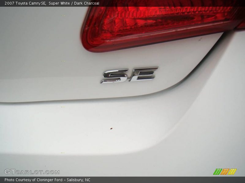 Super White / Dark Charcoal 2007 Toyota Camry SE