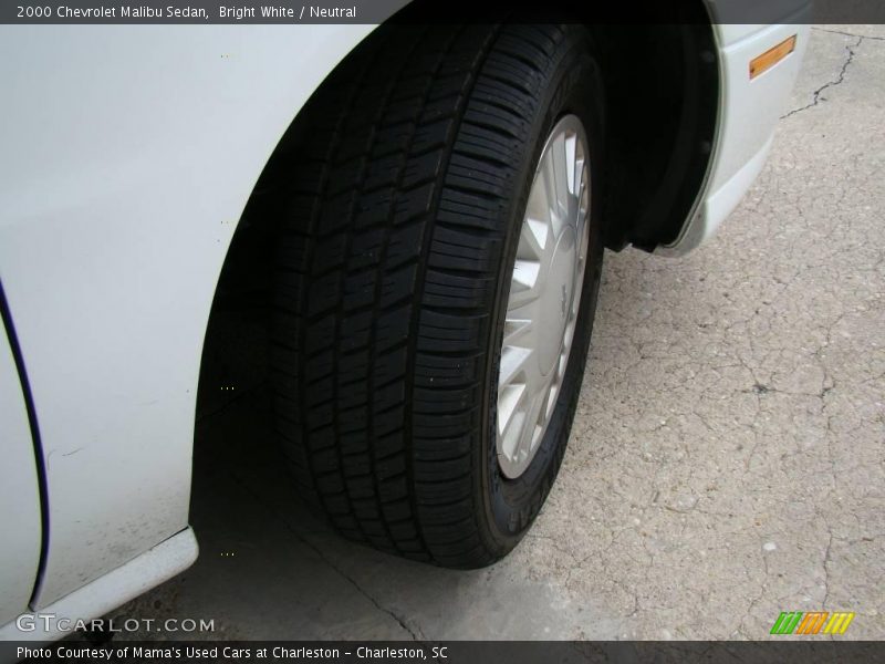 Bright White / Neutral 2000 Chevrolet Malibu Sedan