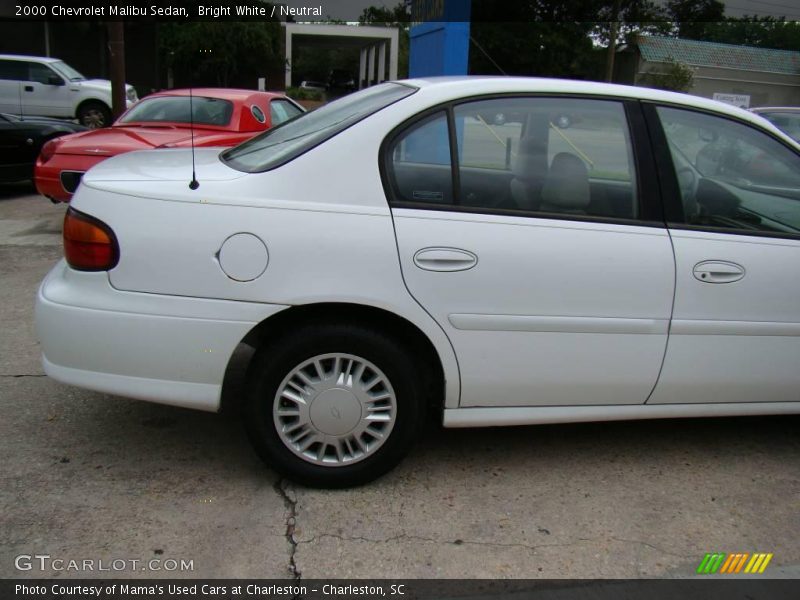 Bright White / Neutral 2000 Chevrolet Malibu Sedan