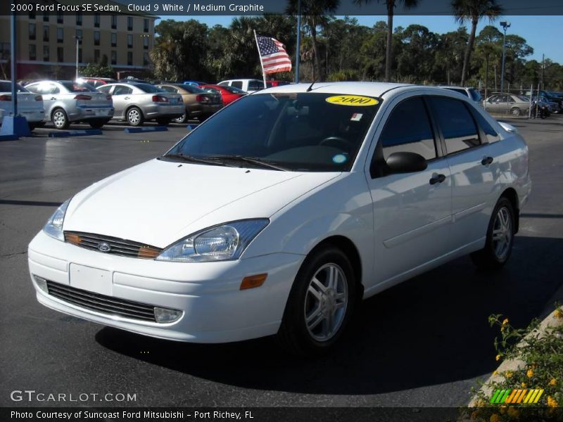 Cloud 9 White / Medium Graphite 2000 Ford Focus SE Sedan