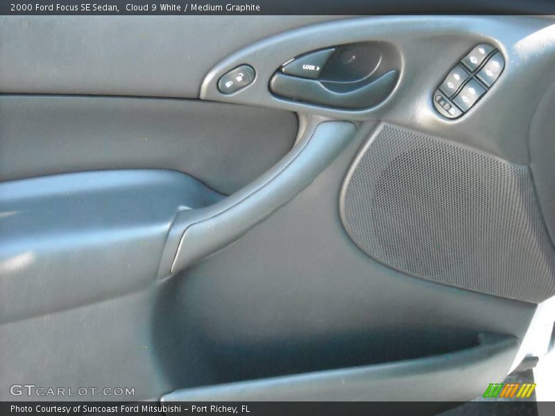 Cloud 9 White / Medium Graphite 2000 Ford Focus SE Sedan