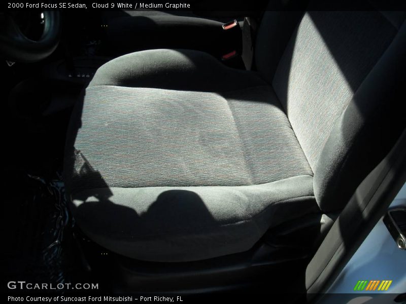 Cloud 9 White / Medium Graphite 2000 Ford Focus SE Sedan