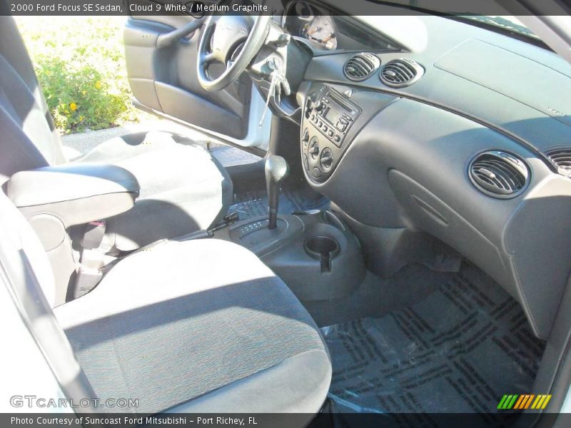 Cloud 9 White / Medium Graphite 2000 Ford Focus SE Sedan