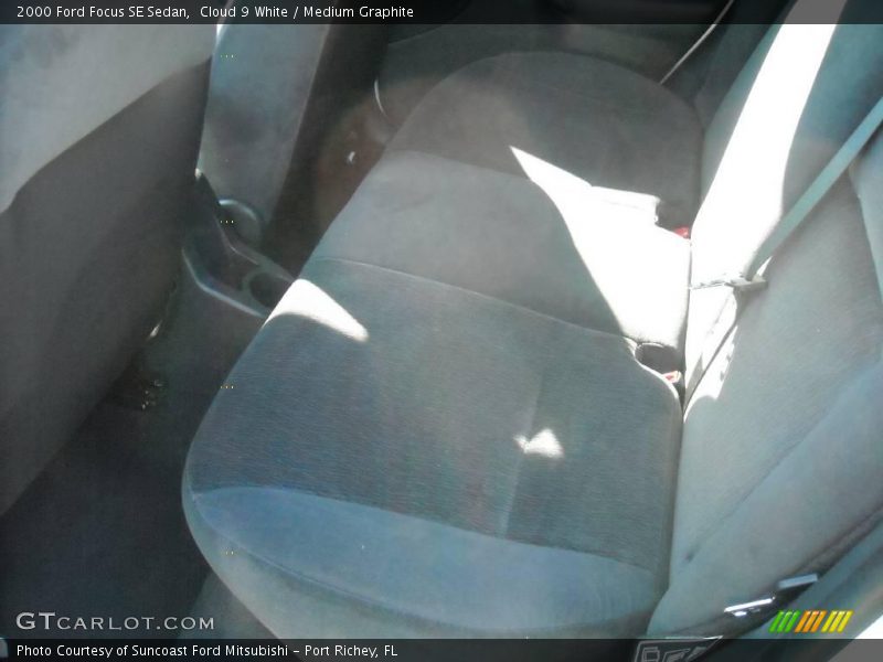 Cloud 9 White / Medium Graphite 2000 Ford Focus SE Sedan