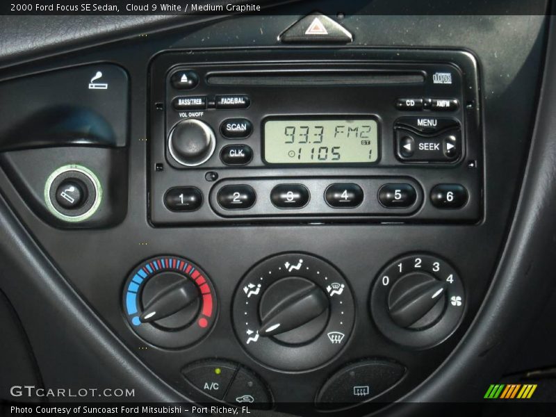 Cloud 9 White / Medium Graphite 2000 Ford Focus SE Sedan