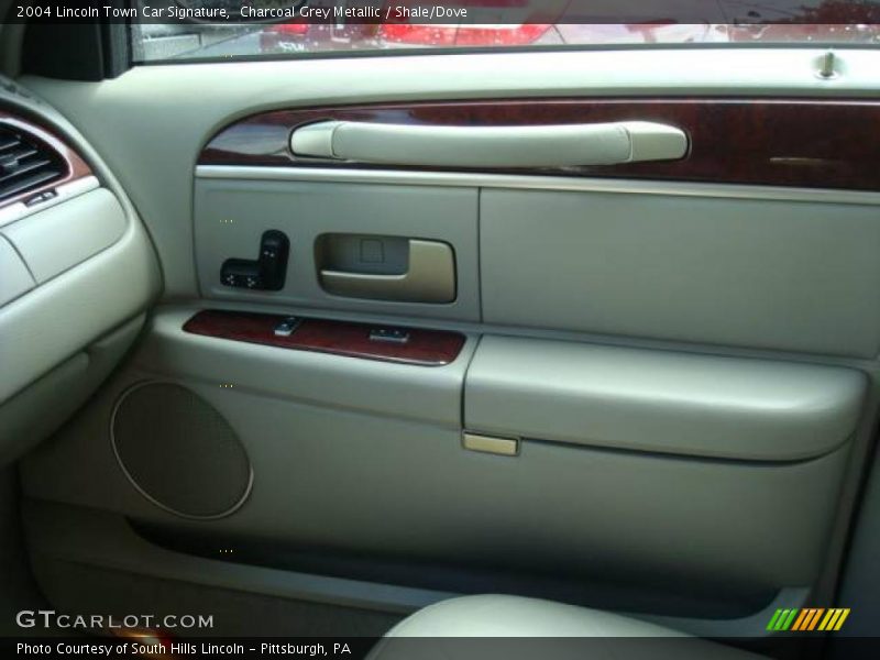 Charcoal Grey Metallic / Shale/Dove 2004 Lincoln Town Car Signature