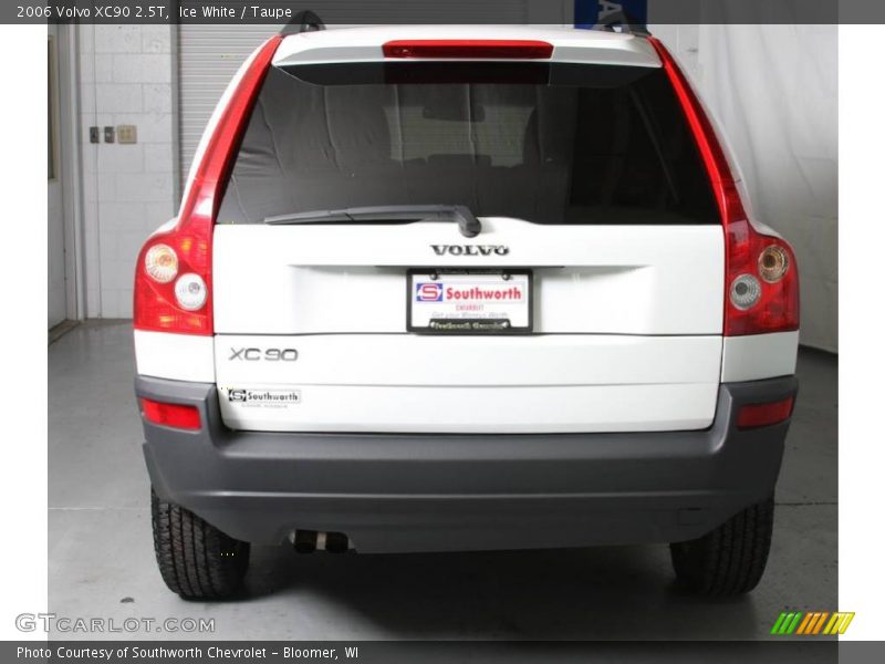 Ice White / Taupe 2006 Volvo XC90 2.5T