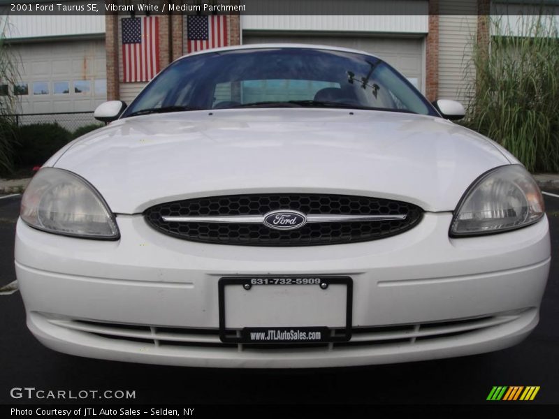 Vibrant White / Medium Parchment 2001 Ford Taurus SE