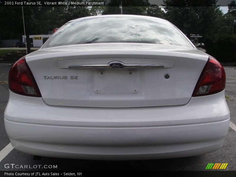 Vibrant White / Medium Parchment 2001 Ford Taurus SE