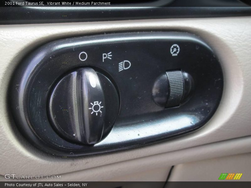 Vibrant White / Medium Parchment 2001 Ford Taurus SE