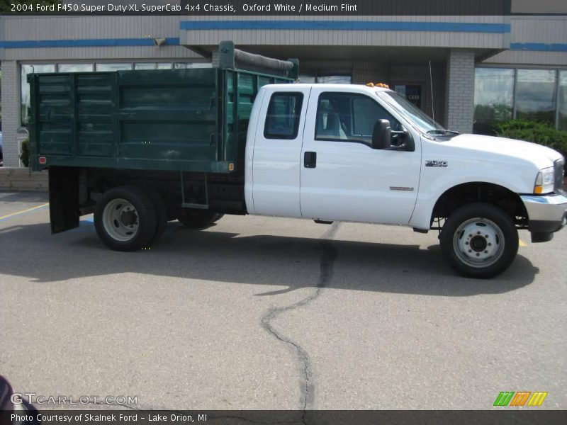 Oxford White / Medium Flint 2004 Ford F450 Super Duty XL SuperCab 4x4 Chassis