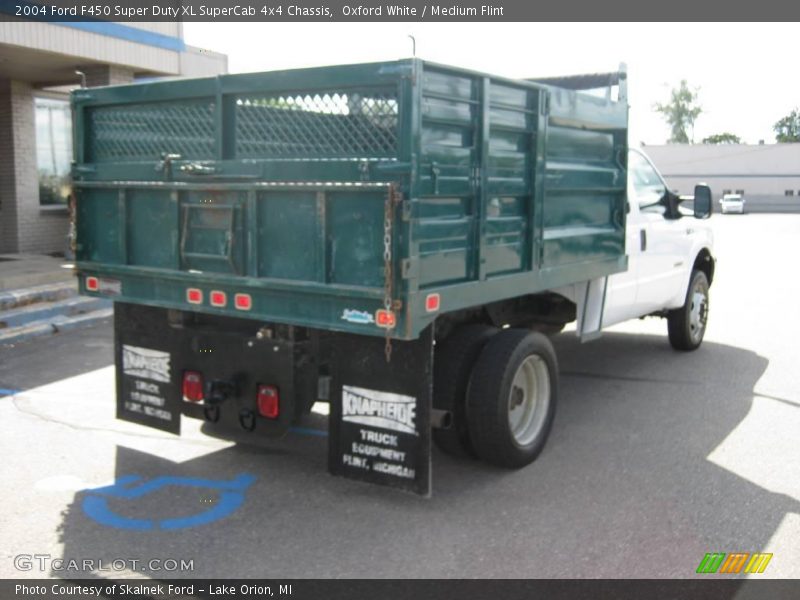 Oxford White / Medium Flint 2004 Ford F450 Super Duty XL SuperCab 4x4 Chassis
