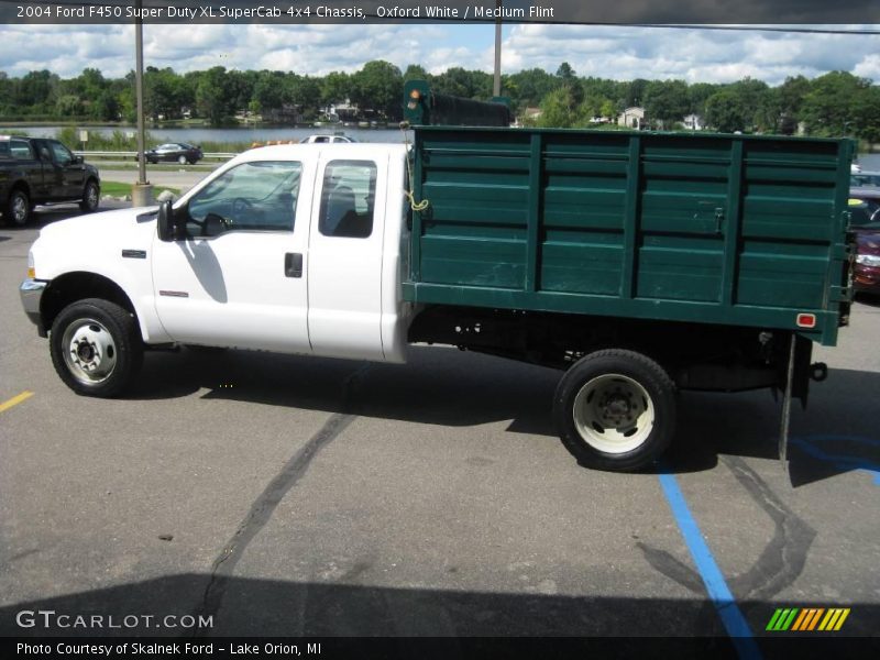 Oxford White / Medium Flint 2004 Ford F450 Super Duty XL SuperCab 4x4 Chassis