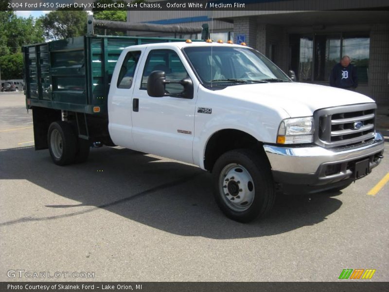 Oxford White / Medium Flint 2004 Ford F450 Super Duty XL SuperCab 4x4 Chassis