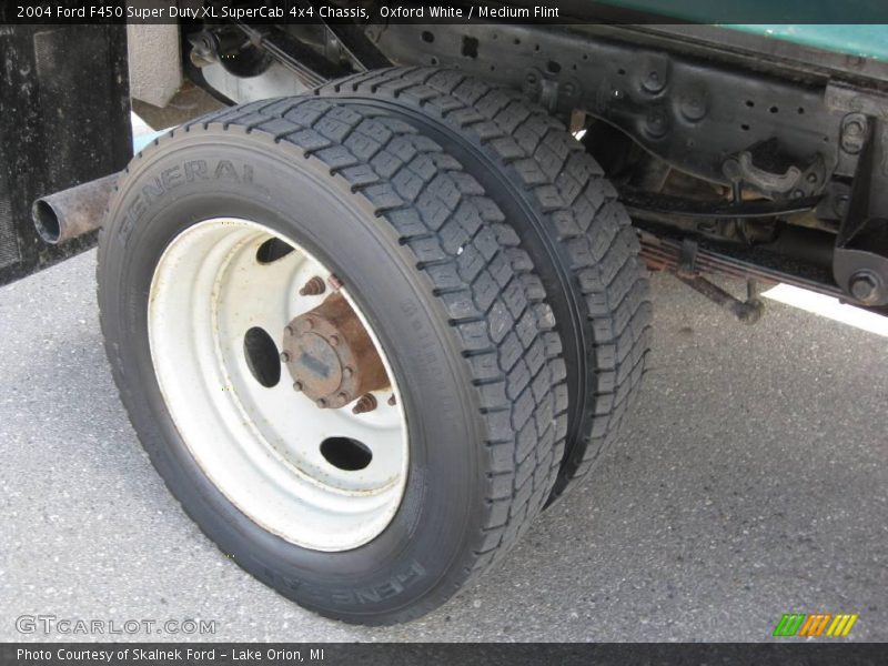 Oxford White / Medium Flint 2004 Ford F450 Super Duty XL SuperCab 4x4 Chassis