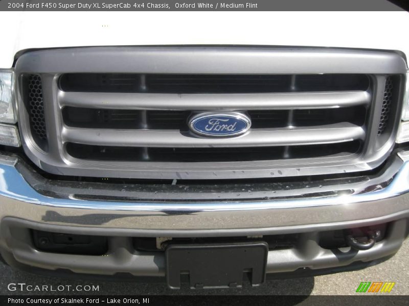 Oxford White / Medium Flint 2004 Ford F450 Super Duty XL SuperCab 4x4 Chassis