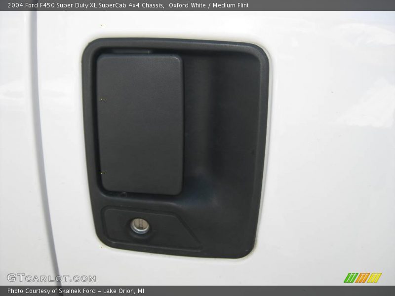 Oxford White / Medium Flint 2004 Ford F450 Super Duty XL SuperCab 4x4 Chassis