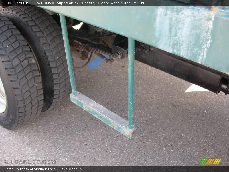 Oxford White / Medium Flint 2004 Ford F450 Super Duty XL SuperCab 4x4 Chassis