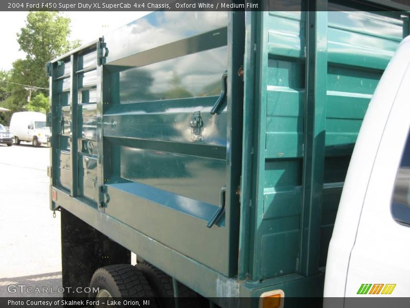 Oxford White / Medium Flint 2004 Ford F450 Super Duty XL SuperCab 4x4 Chassis